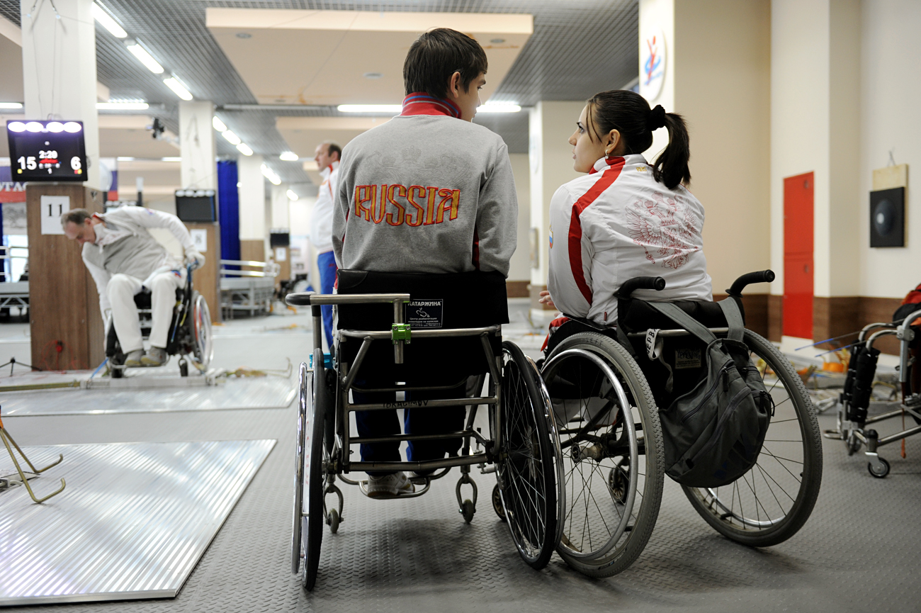 Параолимпијци кои се натпреваруваат во мечување во текот на натпреварите на 7 Првенство на Русија во мечување во инвалидска количка во специјалната соба во федералниот центар за руската репрезентација „Тркалезно езеро“ во Лобња.