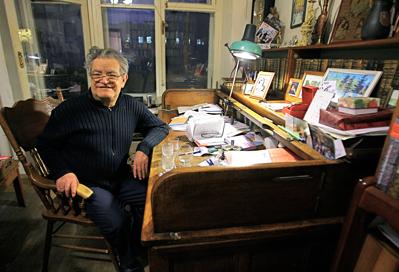 Fazil Iskander in his house in Moscow.
