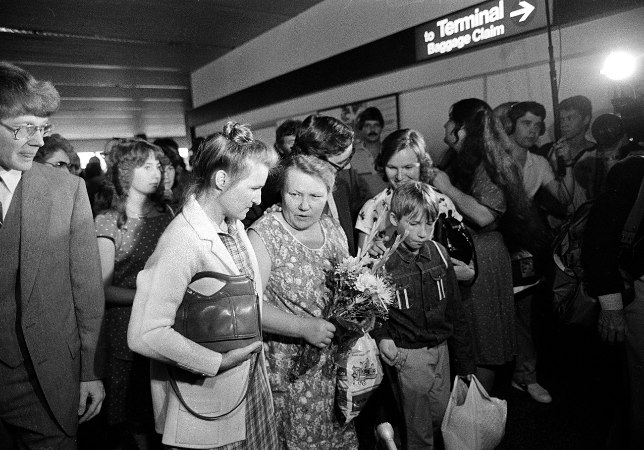 Augustina Vashchenko, center, walks with members of her family arriving at the Seattle, Wa., airport on July 30, 1983, after they received a permission to emigrate from the USSR the previous month.