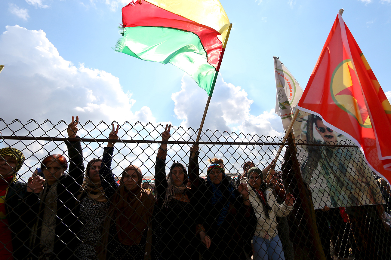 Kurdskim zastavam so se na sirsko-turški meji pridružile še ruske in sirske. 