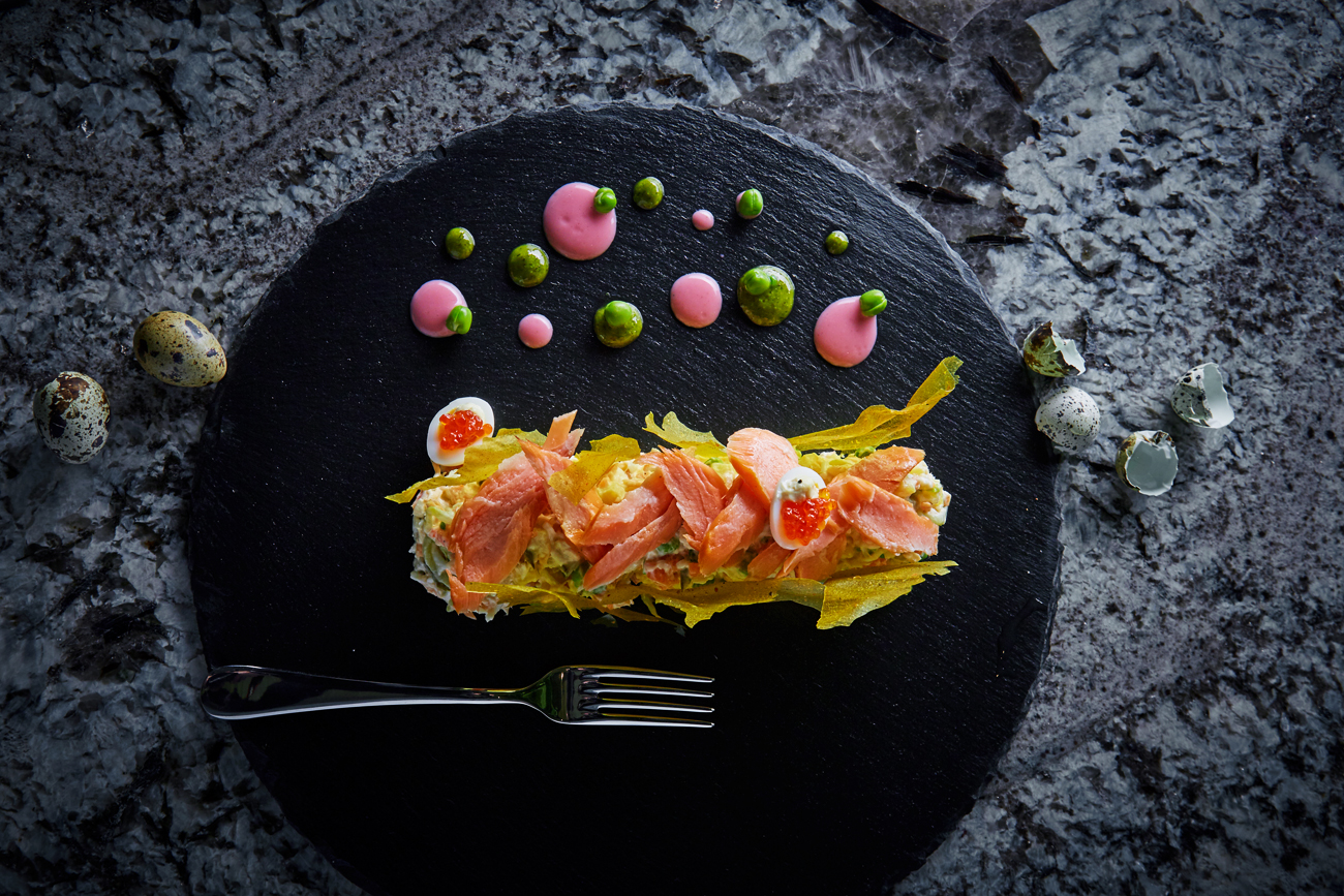 Moderna različica solate mimoza po najnovejših kulinaričnih trendih. 