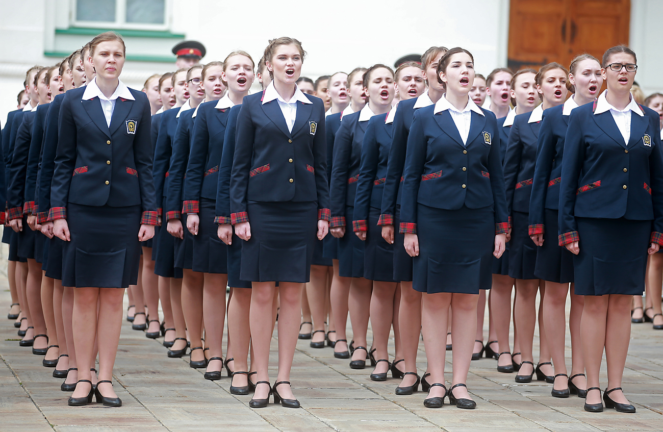 V zasebni dekliški šoli Ministrstva za obrambo Ruske federacije imajo prednost dekleta iz družin, v katerih je eden od članov prejel medaljo Heroj Rusije. Fotograf: Sergej Fadejčev/TASS