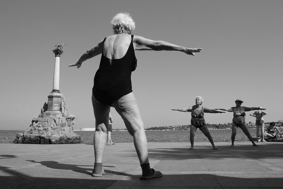 Sevastopol. Ženske, stare od 80 do 95 let, se vsako poletno jutro zberejo na nabrežju za jutranjo telovadbo.