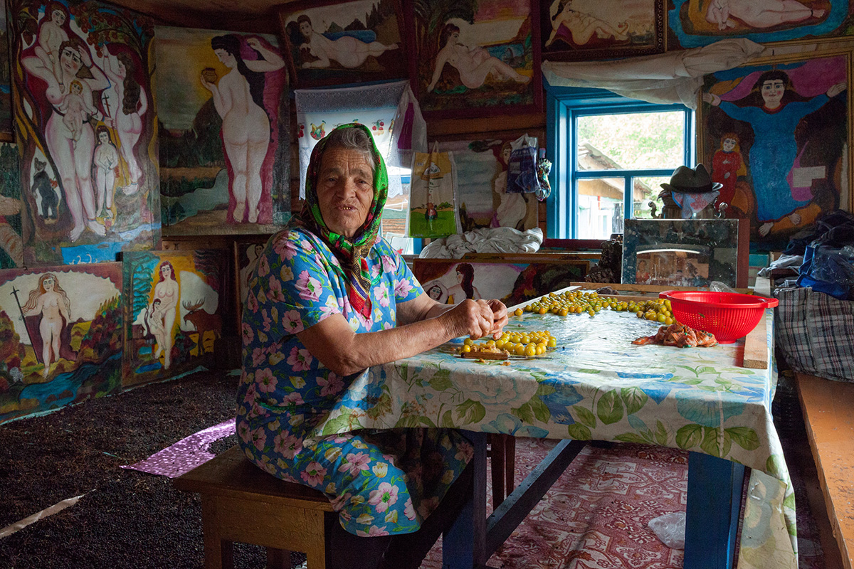 Village de Bichoura, république de Bouriatie. Le résident local Polikarp Soudomoïkine est devenu célèbre il y a 10 ans. Après son départ à la retraite, il a commencé à peindre et à réaliser des icônes. Sa femme (sur la photo) était sa muse principale.