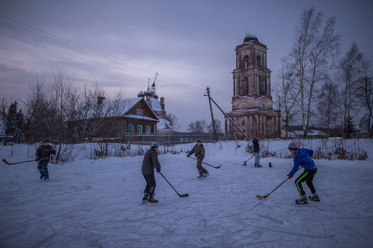 Das Dorf Schirnye, Oblast Jaroslawl. Schulkinder spielen Eishockey im Hof. 