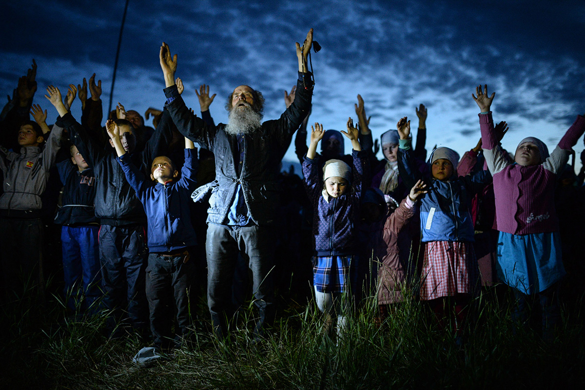 Oración nocturna de la comunidad ortodoxa en la aldea Potérievka, en la región de Altái. 