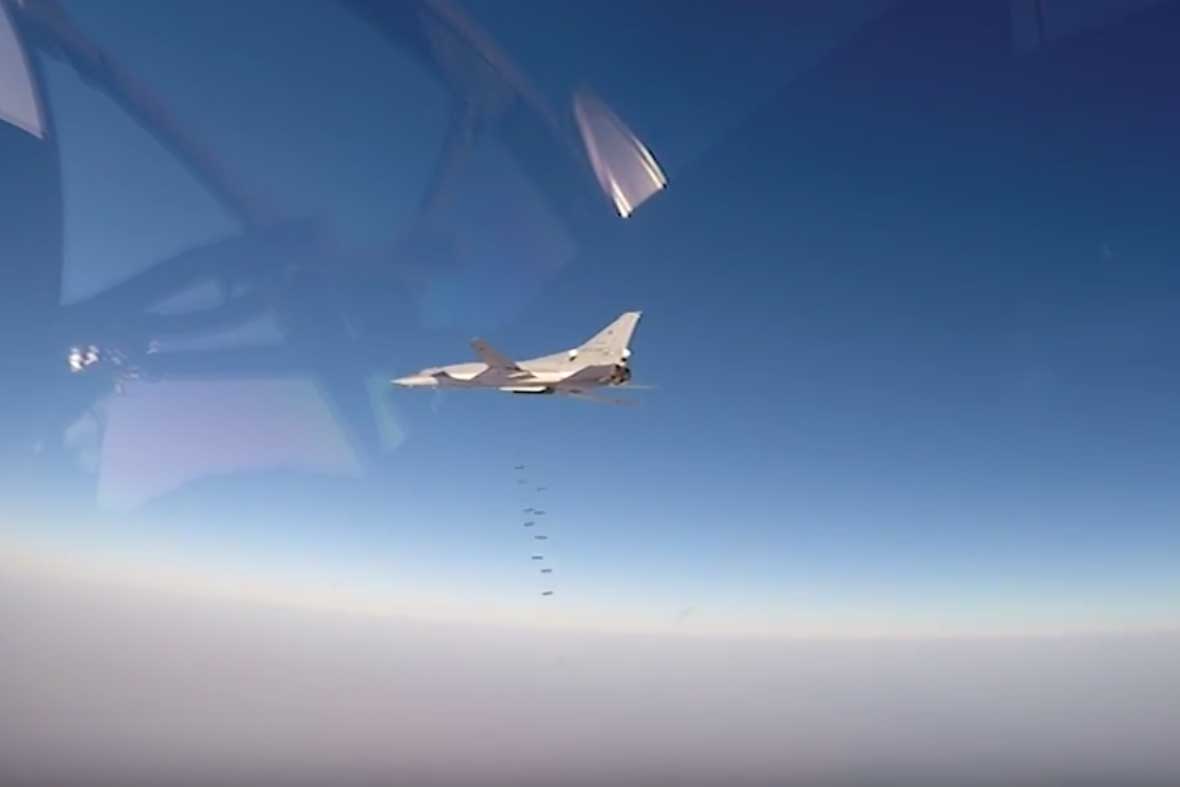 Pesawat pengebom jarak jauh Rusia Tupolev-22M3 dan pesawat pengebom garis depan Sukhoi-34 melancarkan serangan terhadap target ISIS di Provinsi Deir ez-Zor, Suriah.