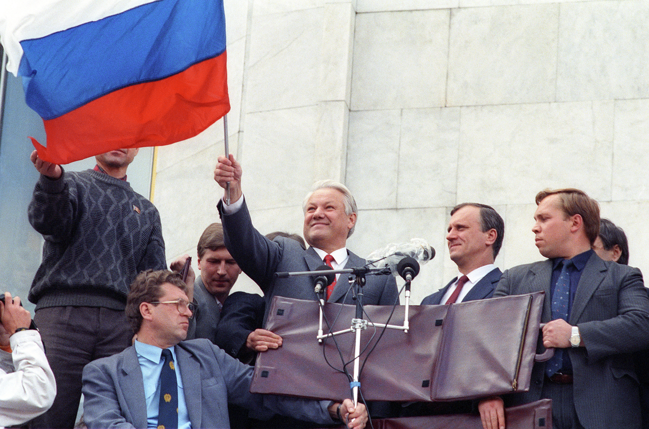 Borís Yeltsin, presidente de la República Socialista Federativa de Rusia (3ero izda por detrás) y el secretario de Estado Guennadi Burbulis (2ndo por la derecha) celebran la victoria de la democracia y el fracaso del golpe de Estado.