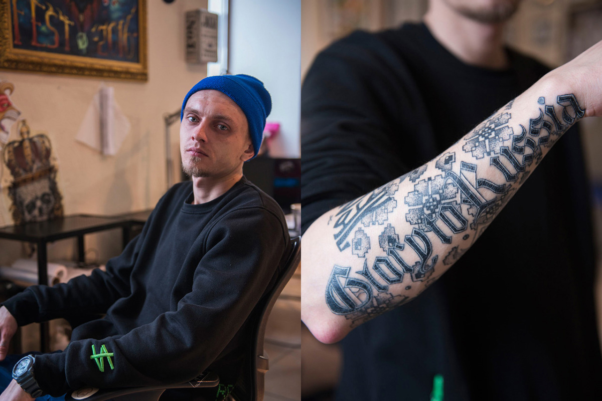 Mikhail, 32 anos, Kazan. Este tatuador fechou um dos antebraços com a expressão “Glória à Rússia”. “Para mim, patriotismo é uma ideia falsa, destinada a dividir os povos do mundo. Eu só tenho essa tatuagem porque amo a terra onde nasci”, diz.