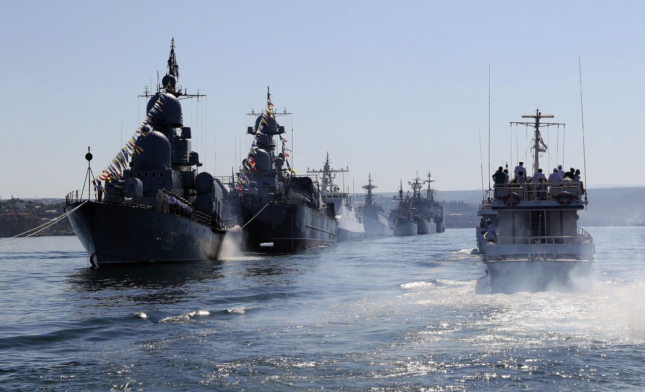 Руски воени бродови во текот на генералната проба за Денот на воената морнарица во Севастопол, Крим. 