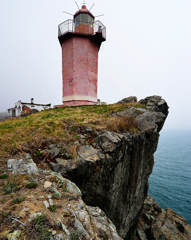　シソエヴァ灯台。この灯台は、それが建てられている岬と同様に、船乗りのイワァン・シソエフにちなんで命名された。360度が絶壁に囲まれた危険な立地だ。濃い霧が頻発する天候が非常に変わりやすい場所で、目の前の話し相手が見えないこともある。