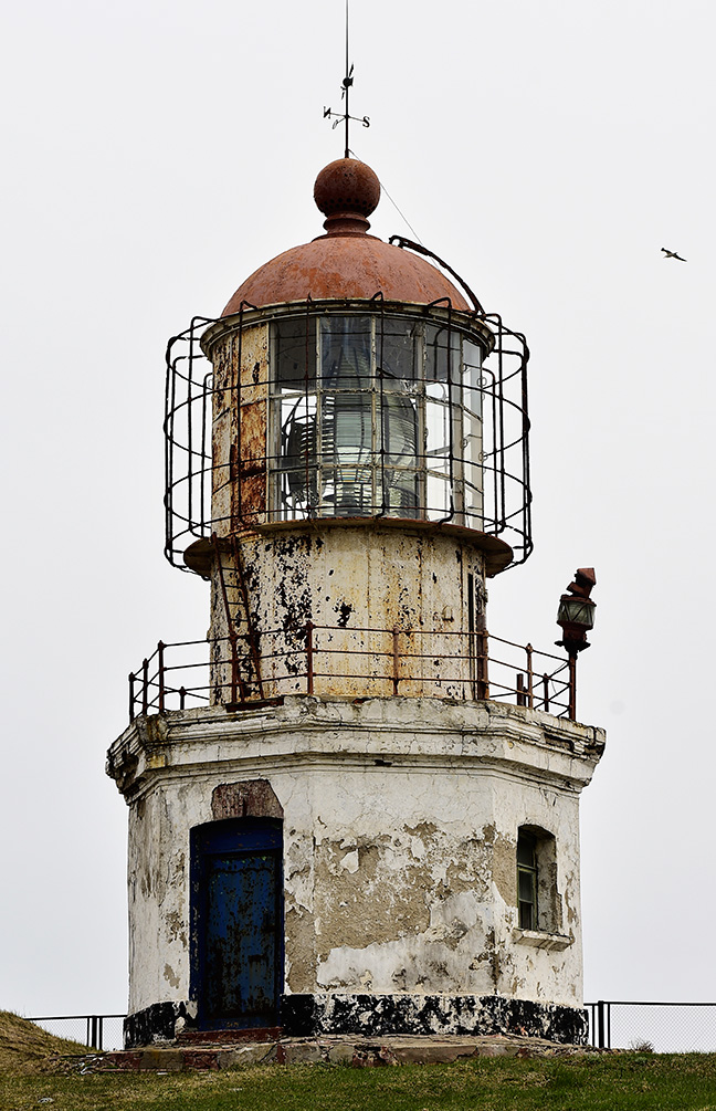 　ポヴォロトヌイ (旋回) 灯台。19世紀に建てられたこの灯台は、海軍建築の見事な例だ。3階建てになっており、1階のそれぞれの壁の幅は1メートルあり、ドアや窓枠にはオーク材が使われている。
