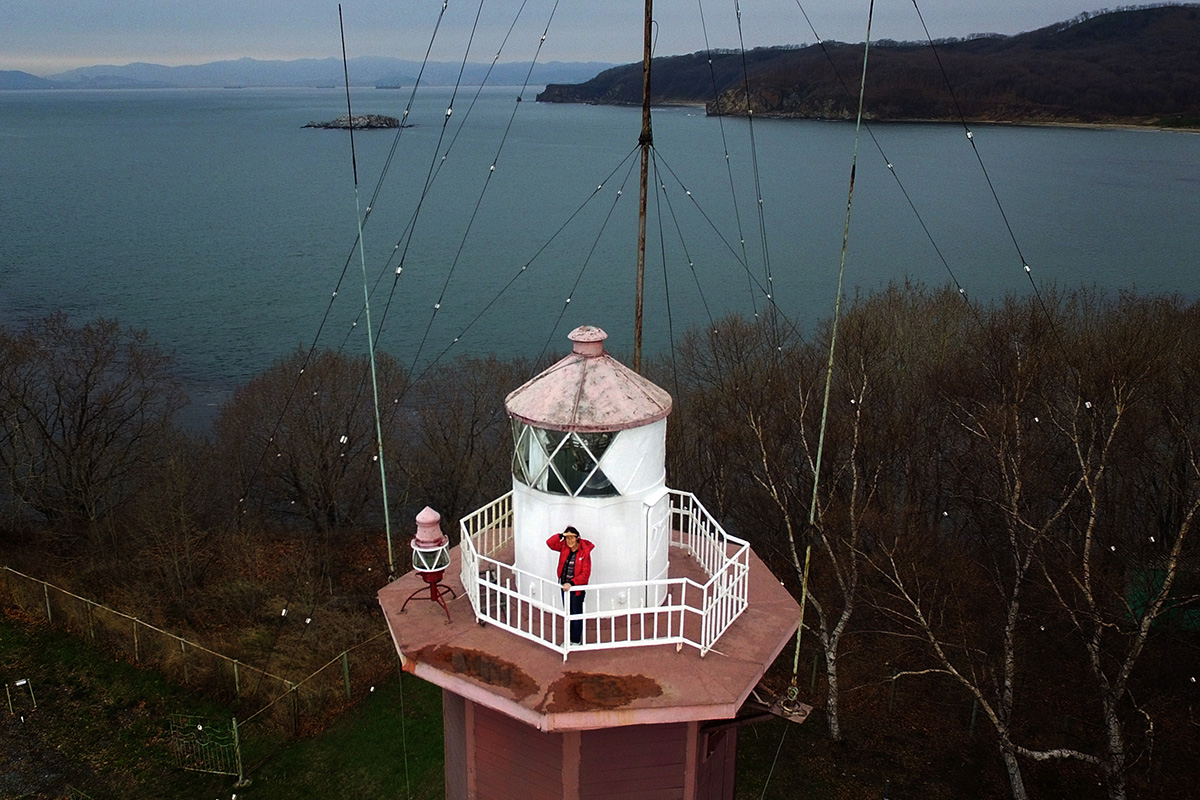 　ネプリストゥプニー (「難攻不落」) 灯台。赤いドームが特徴のこの八角形の石造の塔は、有名な船乗り兼旅行家にちなんで命名されたものだが、「難攻不落」という別称がソ連政府によって付けられた。