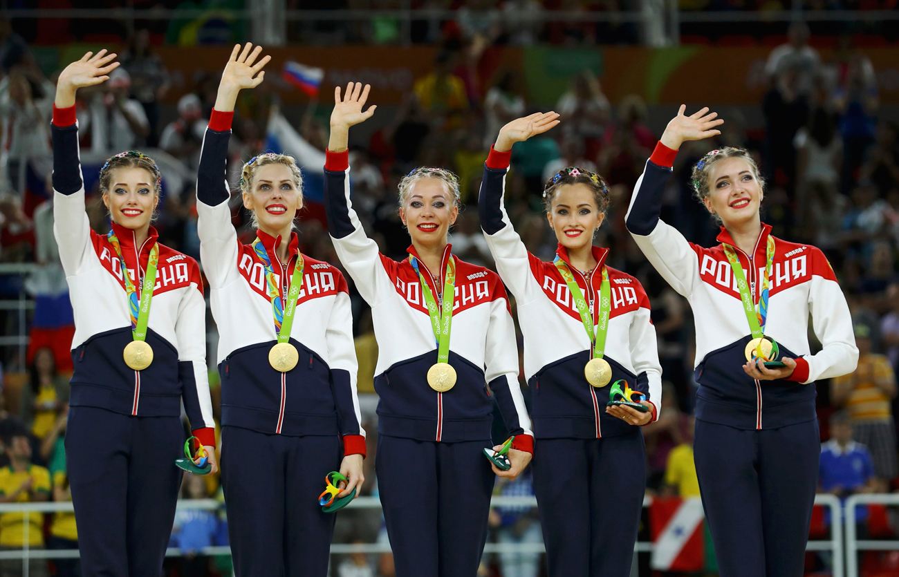 Equipe de ginástica rítmica da Rússia posa com medalha de ouro durante premiação