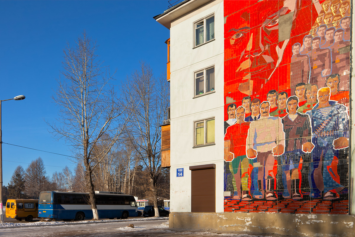 1970-ih i 80-ih nove zgrade u Sovjetskom Savezu često su ukrašavane mozaicima. Škole su imale mozaike sa savršenim pionirima, sportski centri s olimpijskim prvacima, a tvornice sa sretnim radnicima. Mozaici na običnim stambenim zgradama često su bili posvećeni povijesti komunizma i Vladimira Lenjina, prikazujući ljude svih dobi i spola kao graditelje komunizma. / Grad Angarsk