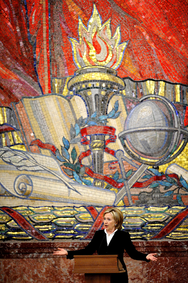 A large, bright mosaic uniting the symbols of science, knowledge, and the Soviet Union can still be seen in the assembly hall of Moscow State University. Ceremonies for students graduating with honors are held here, as are meetings with important guests – for example, Hillary Clinton.