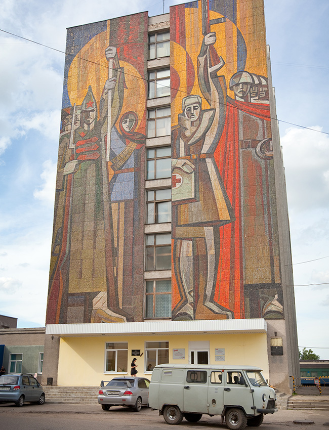 U sovjetskim se vremenima umjetnost izrade mozaika velikodušno financirala. Neki murali bili su visine osam katova. / Vojnici Crvene armije, radnica, liječnik i vojnici iz Drugog svjetskog rata na zidu željezničke postaje u gradu Ivanovo.