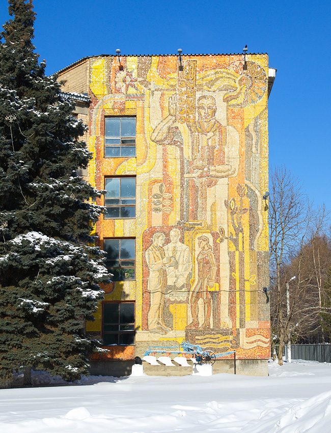 Entre os personagens dos mosaicos estão operários, cientistas, mineiros, metalúrgicos, damas de leite e, mais tarde, cosmonautas soviéticos. / Mural em escola agrícola na aldeia de Novosinkovo.