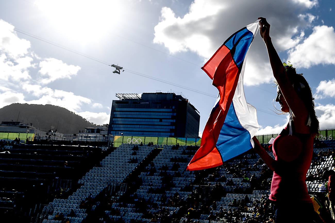 Una tifosa sventola la bandiera russa in uno stadio di Rio de Janeiro. 