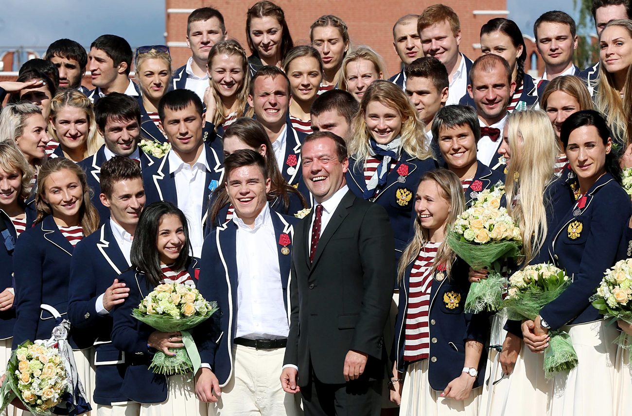 El primer ministro Dmitri Medvédev (en el centro) en la ceremonia de entrega de un BMW a los atletas rusos que obtuvieron una medalla en los Juegos Olímpicos de Río 2016.