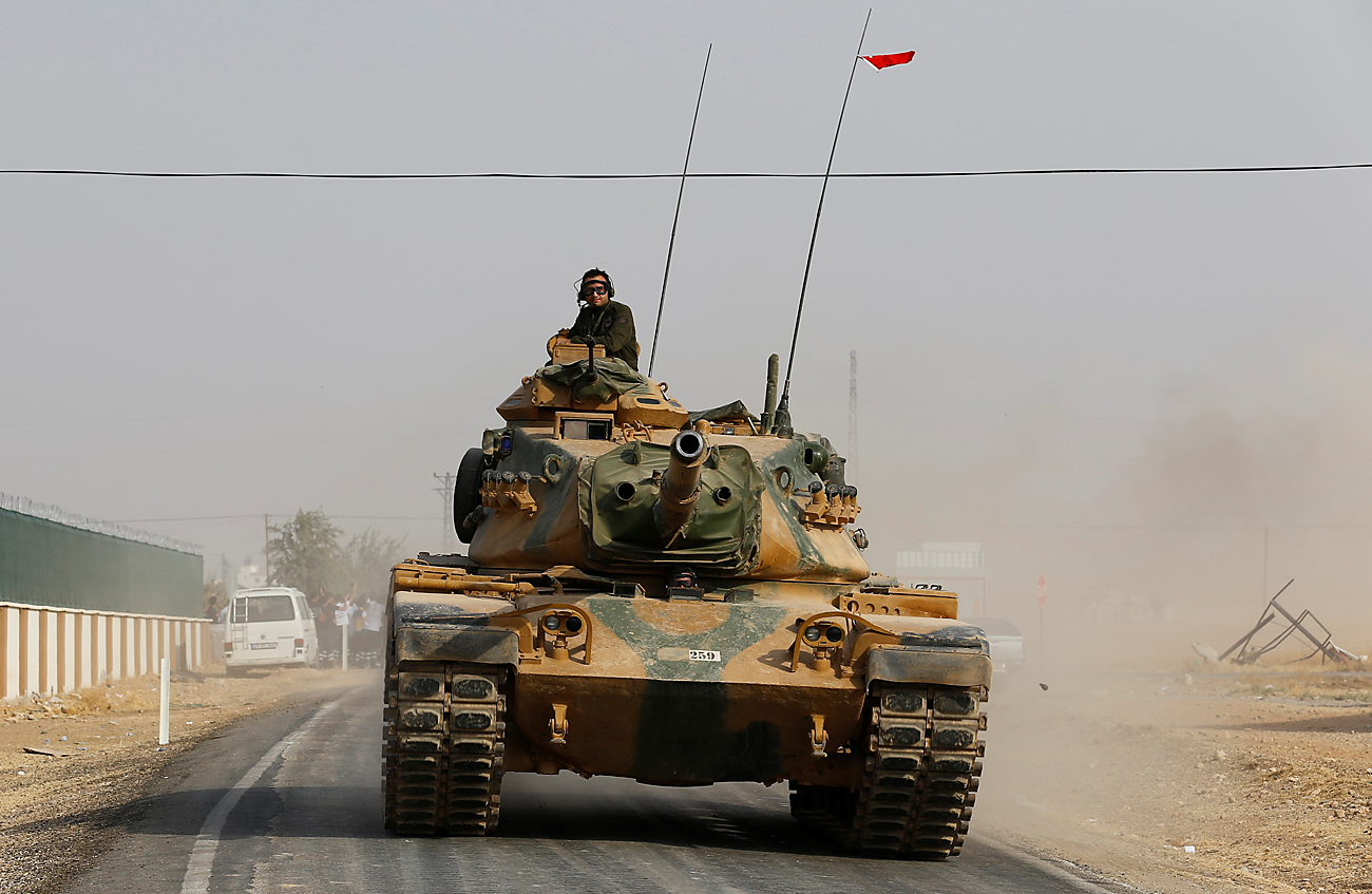 Turški tank se na jugovzhodu turške province Gaziantep vozi proti kraju Karkamis na meji s Sirijo.