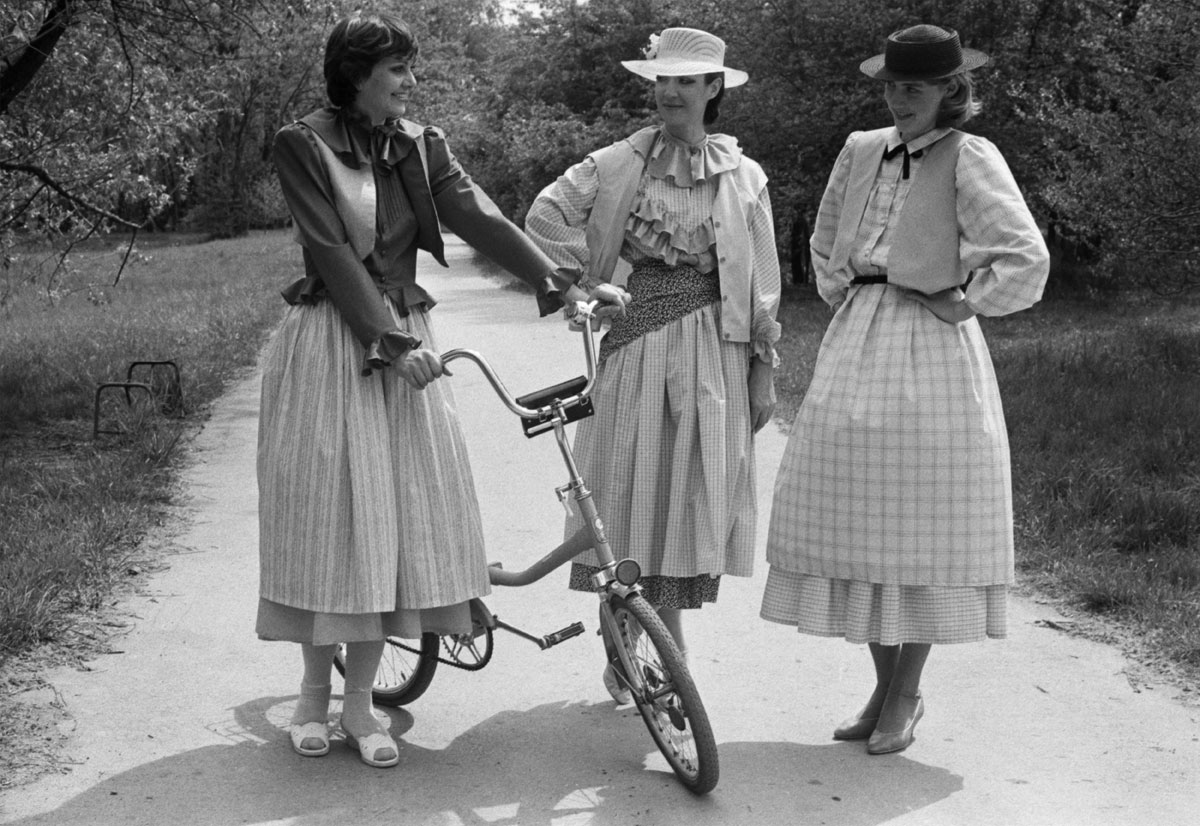 1983. Models in "peasant girl" look pose for a photograph 