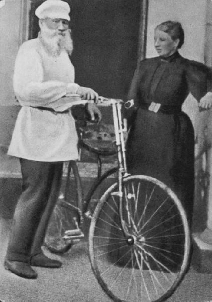 Смята се, че селянинът карал странното превозно средство чак от Урал до Санкт Петербург. / 1896 г., Лев Толстой и съпругата му София преди разходка с велосипеди.
