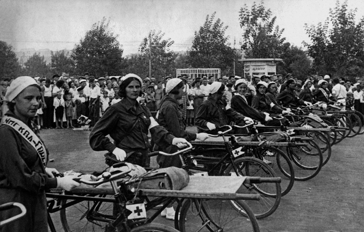 1936. Nurses take part in a bike ride from Moscow to Gorky (now Nizhny Novgorod)