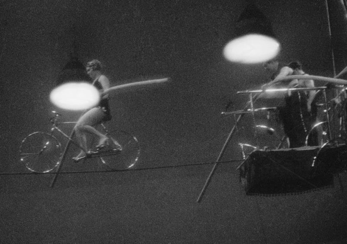 　1940年。 モスクワの大手サーカスのアーチ下で綱渡りに挑む綱渡り芸人ジナイダ・タラソワ。