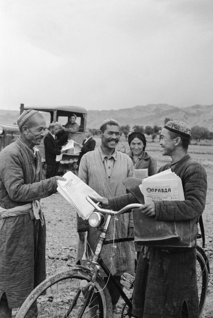 1954. Un facteur livre des journaux aux ouvriers d’une ferme collective en Asie centrale.
