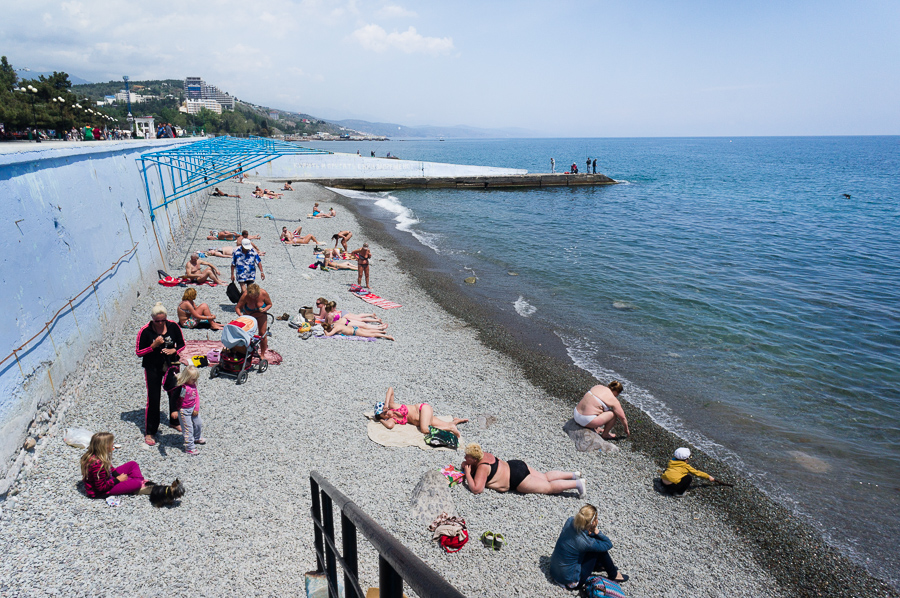 Међутим, осталим данима Севастопољ личи на друга црноморска летовалишта. На обали има много продаваца сувенира, туристи одлазе на плаже...