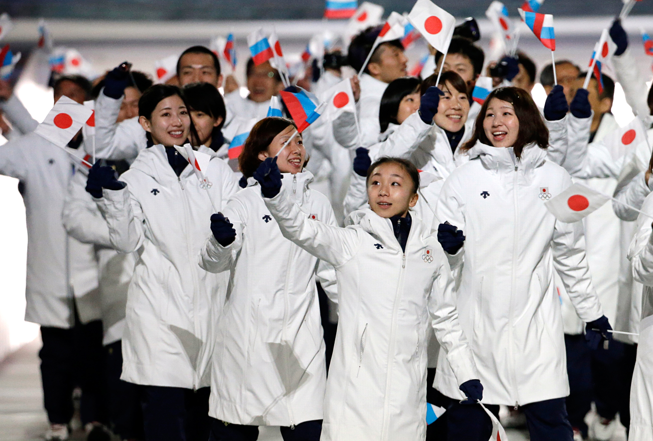 ソチ五輪開会式で入場行進する日本選手団＝