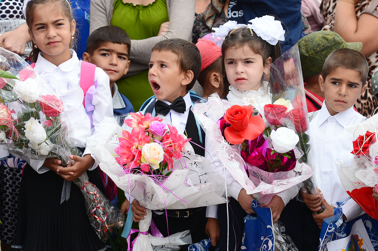 Ученици на училиштетот во селото Горен Џалган во Дербенскиот регион на Дагестан на Денот на знаењето.
