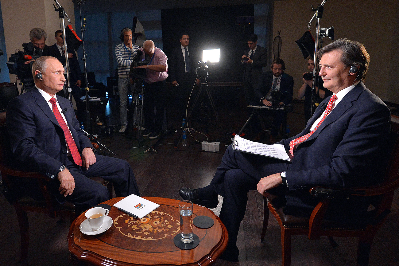 Претседателот на Русија Владимир Путин (лево) и главниот уредник на „Блумберг“ Џон Миклтвејт во текот на интервјуто за интернационалната новинска агенција „Блумберг“ на островот Руское во Владивосток. 