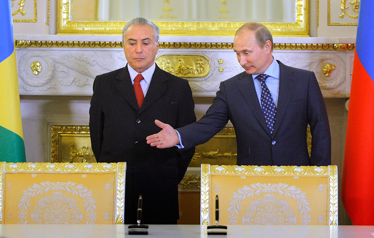 Pútin (dir) e Temer durante reunião no Kremlin em 2011