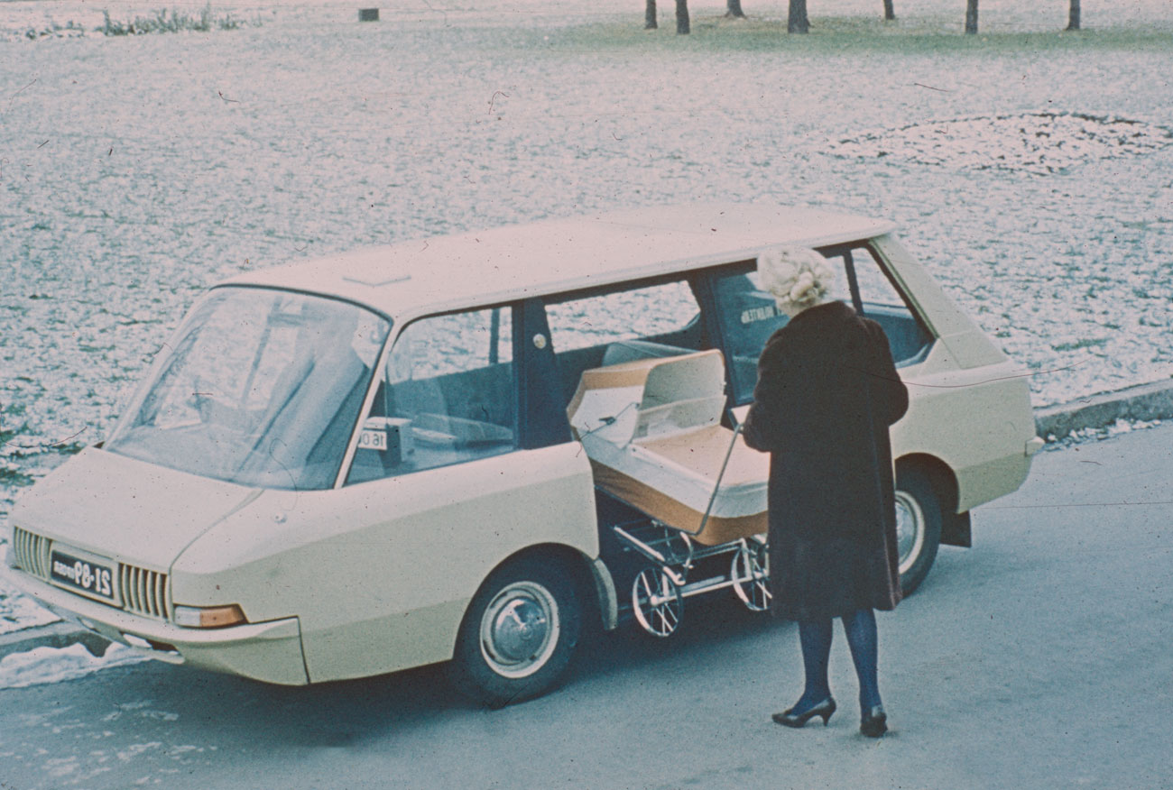 Experimental Soviet taxi, 1964 (by artists and constructors Y. Dolmatovsky, A. Olshanetsky, A. Chernyaev).