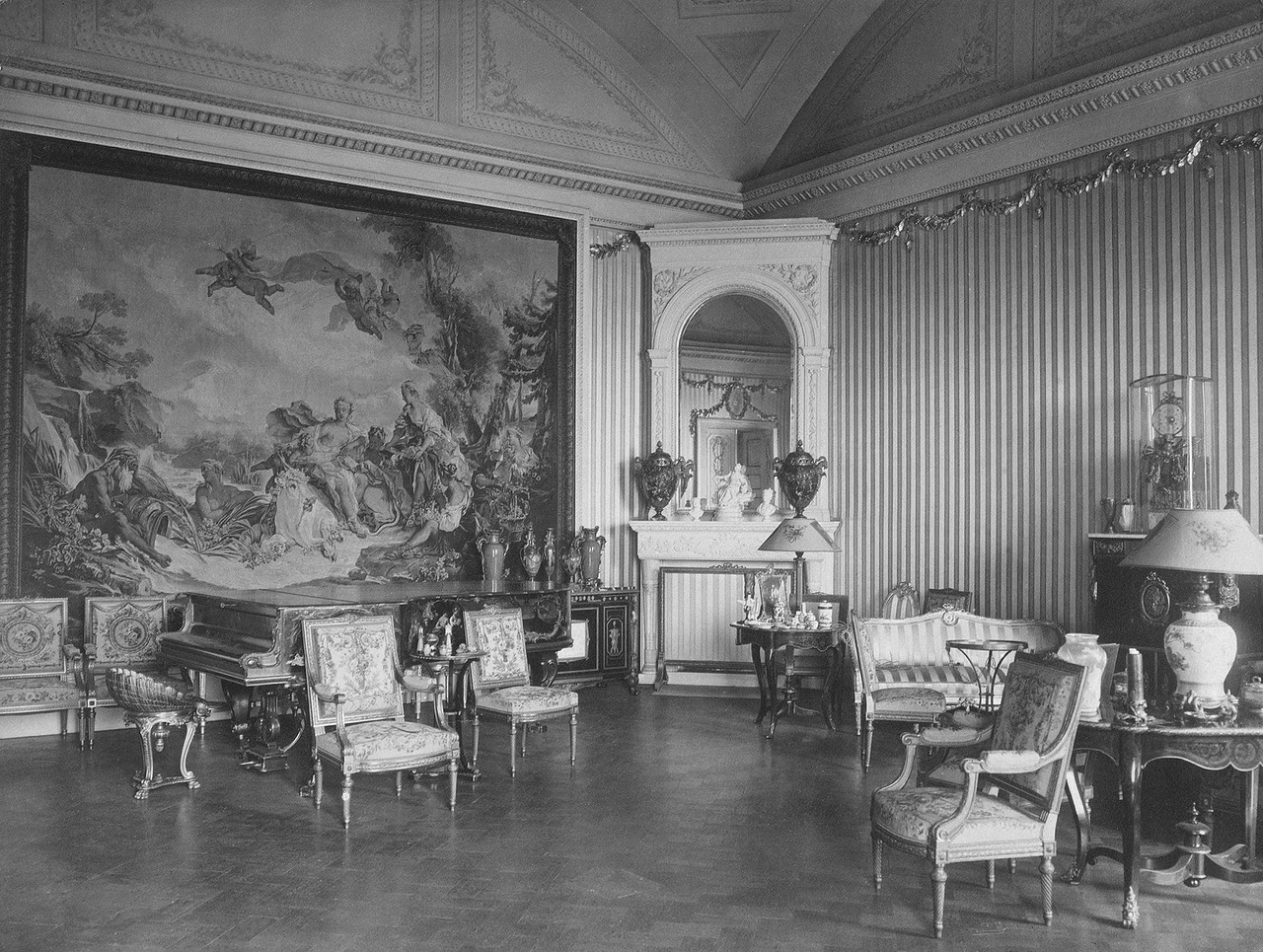 From October 1915 to November 1917, a hospital functioned in the Winter Palace. / Silver guest room. 