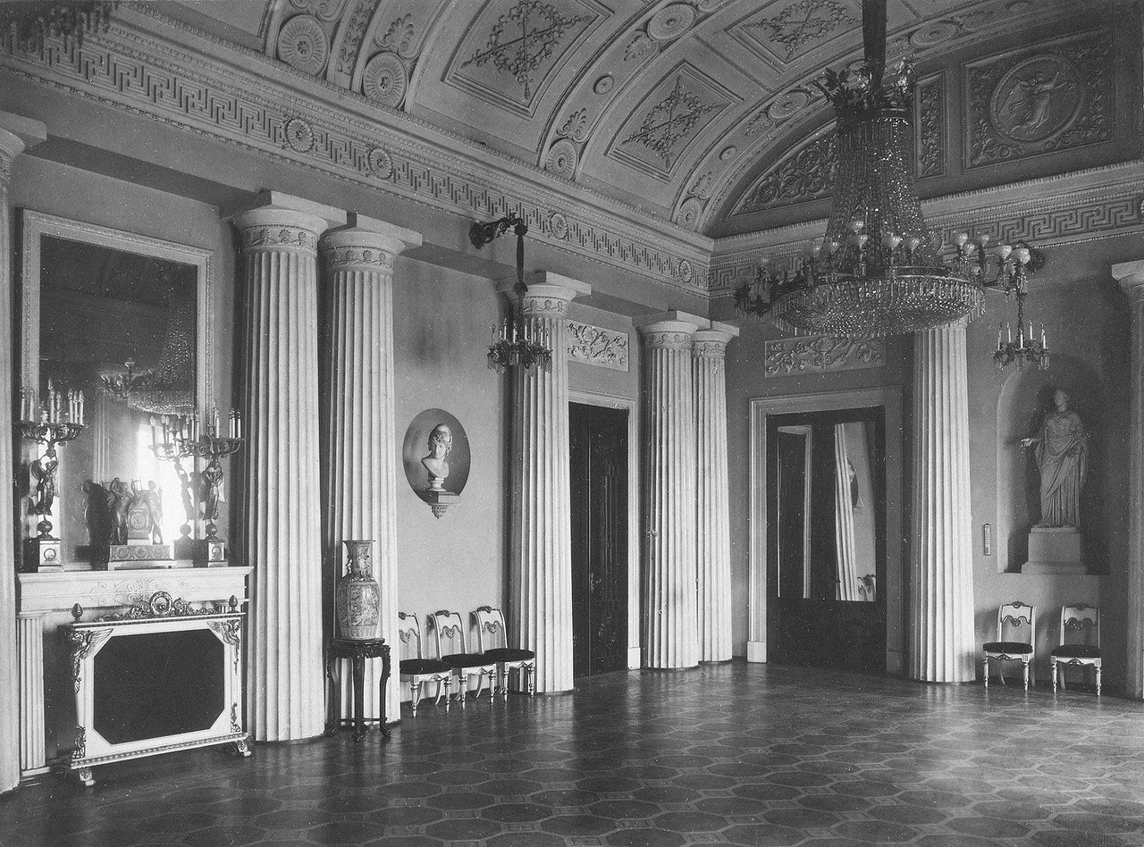 Освен това между юни и ноември 1917 г. дворецът е дом на временното правителство, което сваля императора от власт с указ от февруари 1917 година. / Арапската зала.