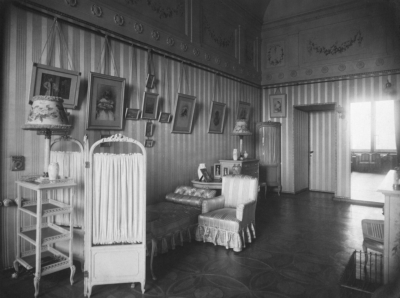 Em janeiro de 1920, o Museu Estatal da Revolução foi inaugurado no Palácio de Inverno e dividiu o edifício com o Hermitage até 1941. Hoje, tanto o palácio como o Hermitage são umas das atrações mais populares entre os turistas do mundo todo. / Quarto da imperatriz Aleksandra Feodorovna.
