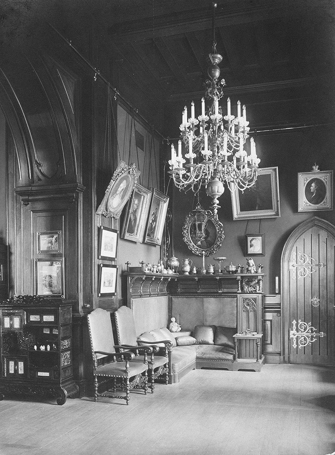 Im Oktober 1918 stürzten die Bolschewiki die provisorische Regierung und die Ära der Sowjetunion begann. / Arbeitszimmer von Nikolai II.