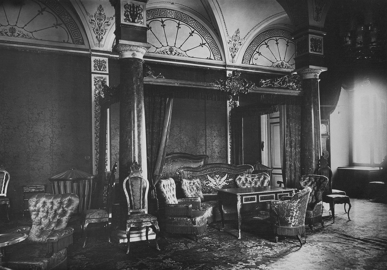 This term describes the Russian Baroque architectural style under Empress Elizabeth Petrovna (1741-61) that includes elements of French Rococo in interiors. / Empress Maria Alexandrovna’s boudoir. 