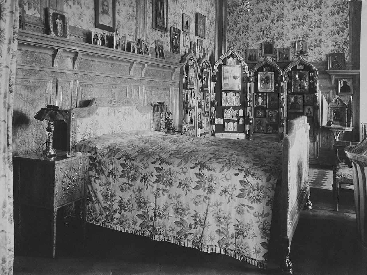 1904 wurde die gesamte Residenz nach Zarskoe selo in den Alexanderpalast verlegt – rund 25 Kilometer von Petersburg entfernt. / Schlafzimmer von Nikolai II.
