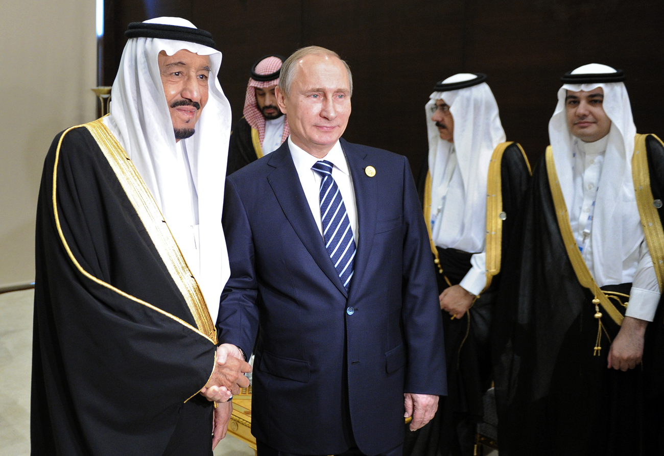 サウジのサルマーン・ビン・アブドゥルアズィーズ国王とロシアのウラジーミル・プーチン大統領＝