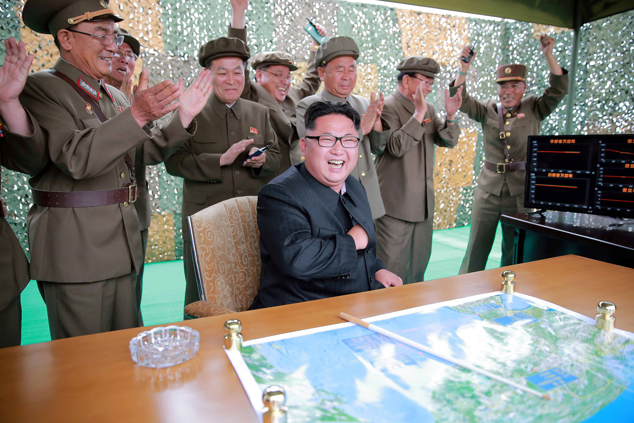 Voditelj Severne Koreje Kim Džong Un je na tej fotografiji severnokorejske tiskovne agencije (KCNA) takole reagiral na poskusno izstrelitev balističnih raket zemlja-zemlja srednjega do dolgega dometa Hwasong-10. Vir: Reuters