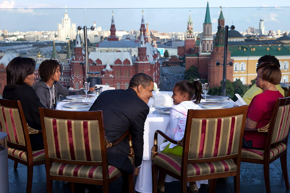 Po letu 2000 so tukaj gostili mnogo dogodkov. Tako prebivalci Moskve kot obiskovalci so na Rdečem trgu gledali vojaške parade, nogomet, dirke, rolkanje in tekmovanje v reliju, tlakovci so bili tudi prekriti s preprogami, narejenimi iz rož. / Na sliki: Predsednik ZDA Barack Obama 7. julija 2009 večerja z družino na strehi hotela Ritz s pogledom na Rdeči trg in zgodovinski muzej.
