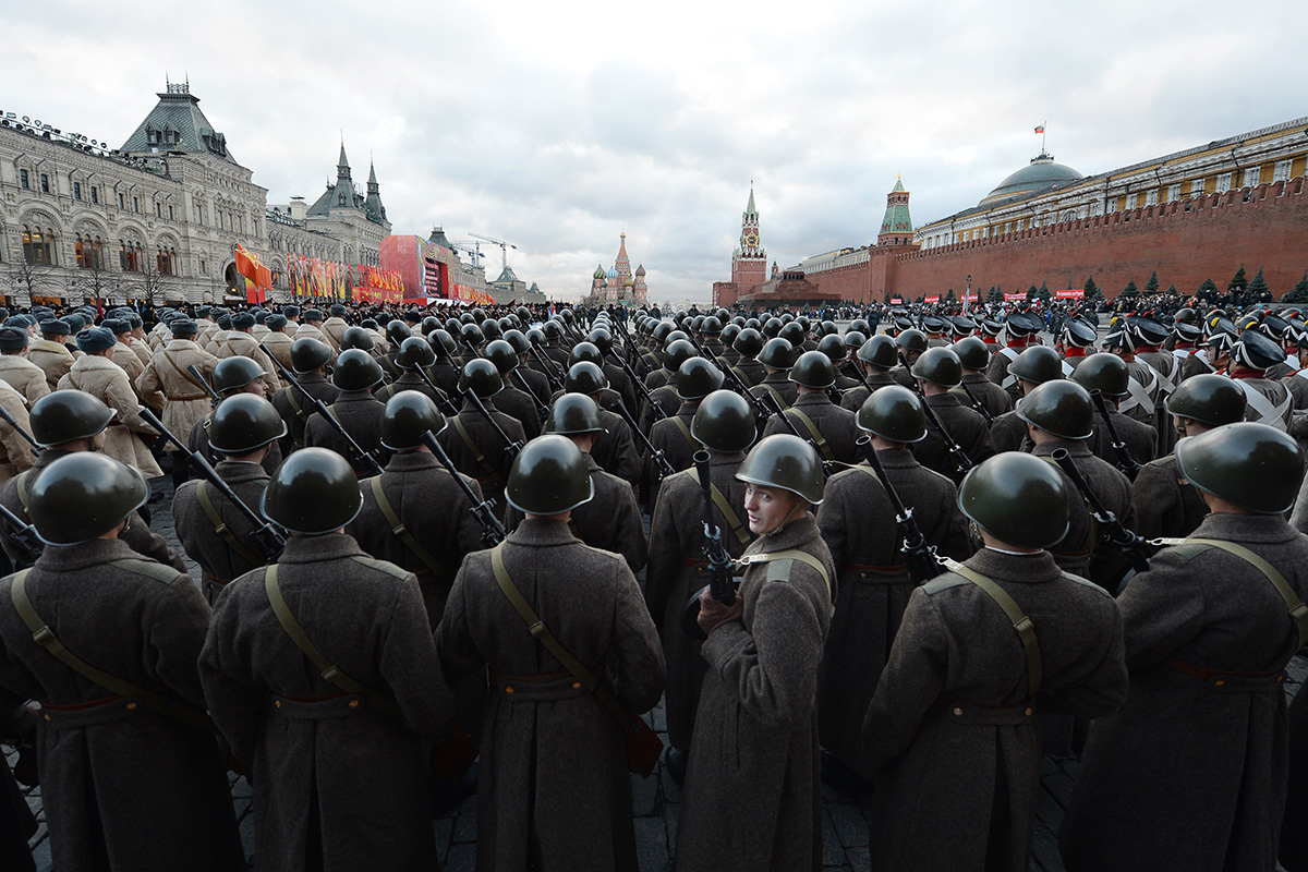 Ruski vojaki 7. novembra 2012 v uniformah Rdeče armade iz druge svetovne vojne nastopajo na vojaški paradi na moskovskem Rdečem trgu. Rusija je tedaj obeležila 71 let od legendarne parade leta 1941, ko so vojaki Rdeče armade z Rdečega trga korakali kar naravnost na fronto, saj so bili nacistični vojaki samo nekaj kilometrov stran od Moskve.