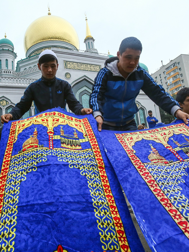 Ker mošeje v ruski prestolnici nimajo dovolj prostora za vse vernike, številni poslušajo pridigo kar na ulici.