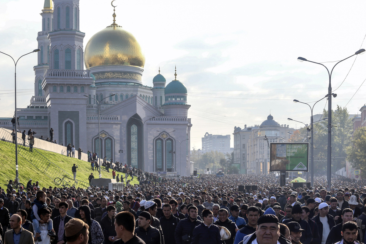 Na tisoče muslimanov je 12. septembra v Moskvi praznovalo sveti praznik Eid al-Adha, ki se je začel s slavnostnimi molitvami v mestnih mošejah.