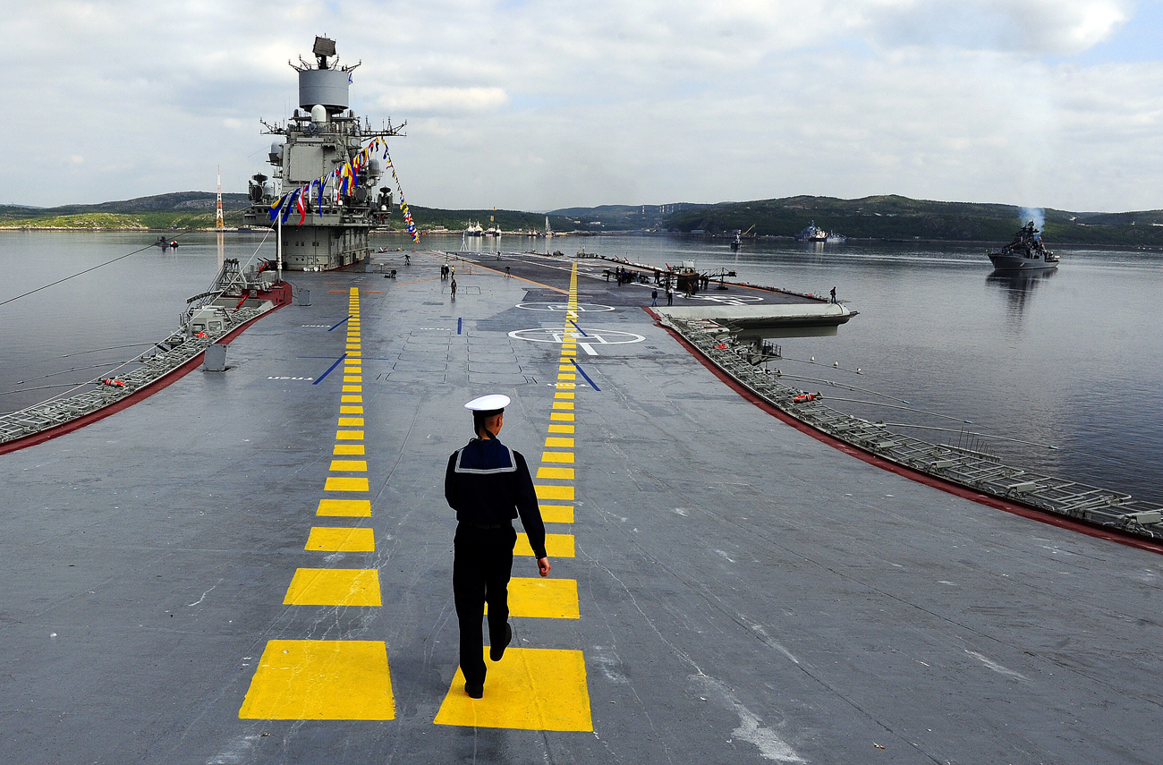 Porta-aviões Almirante Kuznetsov participa de parada no Dia da Marinha na Rússia.