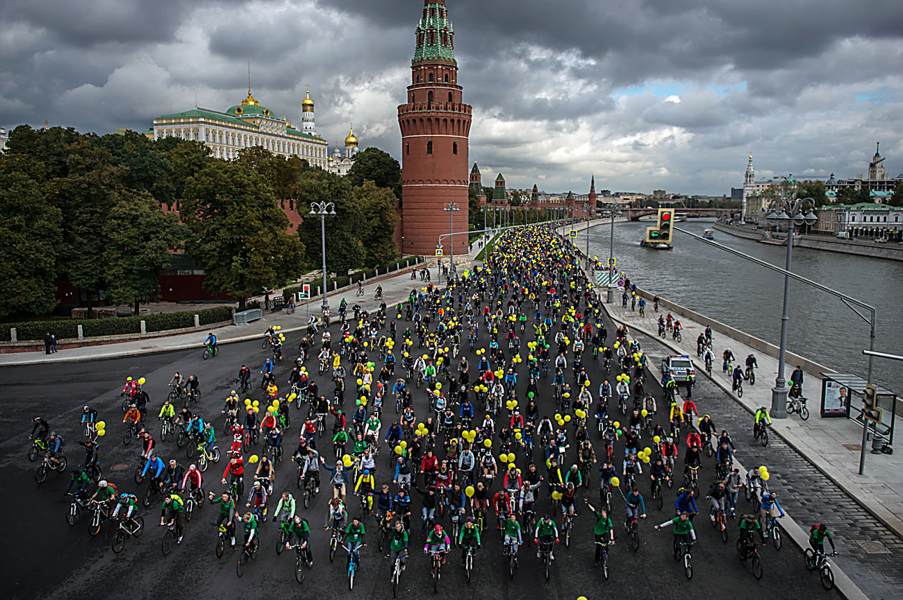 The participants of the XI Moscow Autumn bike parade near the Kremlin.